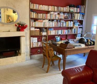 Loches House | La Maison du Donjon - Gites de 8 personnes, parking privé avec jardin terrasse