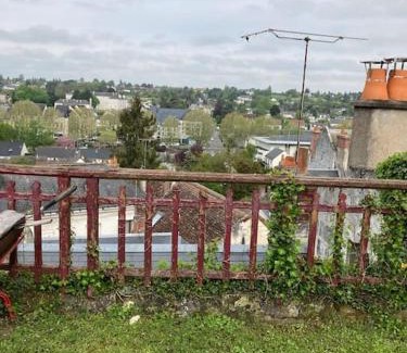 Loches House | La Maison du Donjon - Gites de 8 personnes, parking privé avec jardin terrasse