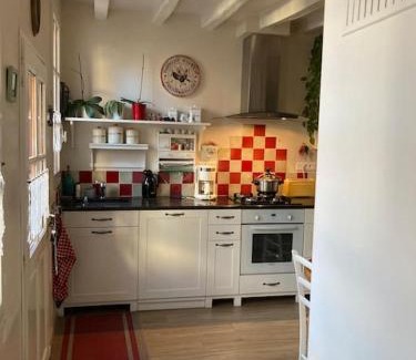 Loches House | La Maison du Donjon - Gites de 8 personnes, parking privé avec jardin terrasse