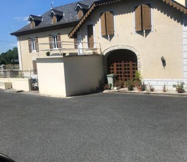 Ledeuix House | La Maison du soleil L Aulhere 3 étoiles ,Maison familiale 6-7 personnes, Grand Jacuzzi 6 p , Repas traiteur et massages bien-être en option
