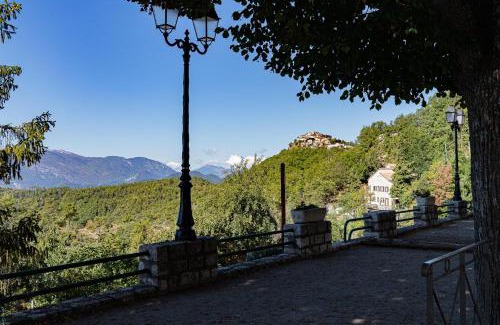 Revest-les-Roches House | la maison du Vial