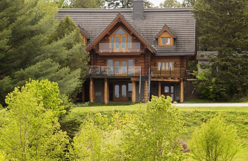Sainte-Marie Cabin | La maison en bois rond vous offre des chambres majestueuses à couper le souffle.