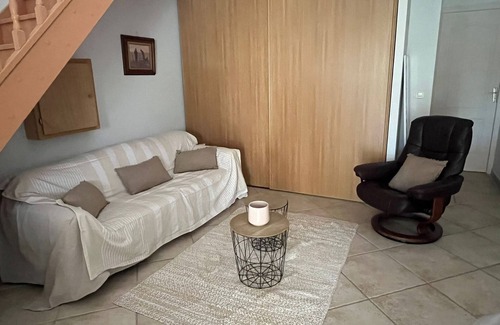 Senas Apartment | La Maisonnette de Line located between Alpilles and Lubéron.