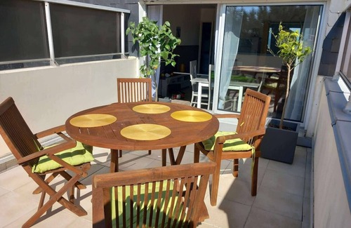 Bernieres-sur-Mer Apartment | La mouette rieuse, terrace, sea view, beach access