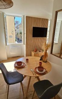 Valence Apartment | La Pépite du Centre Historique - 7 minutes à pied de la Gare - 1er étage - Netflix