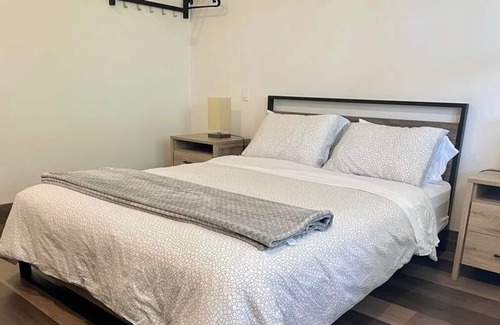 Petite-Riviere-Saint-Francois Ski Chalet | La p'tite ferme - BSP side, view, spa & pool table