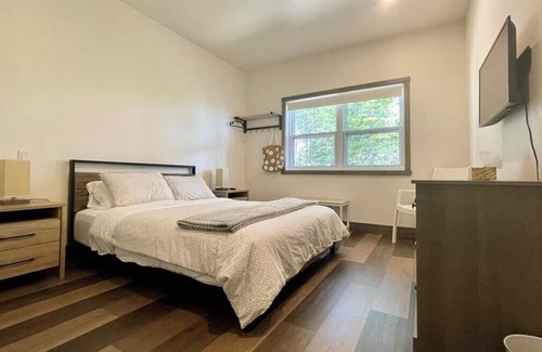 Petite-Riviere-Saint-Francois Ski Chalet | La p'tite ferme - BSP side, view, spa & pool table