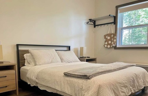 Petite-Riviere-Saint-Francois Ski Chalet | La p'tite ferme - BSP side, view, spa & pool table