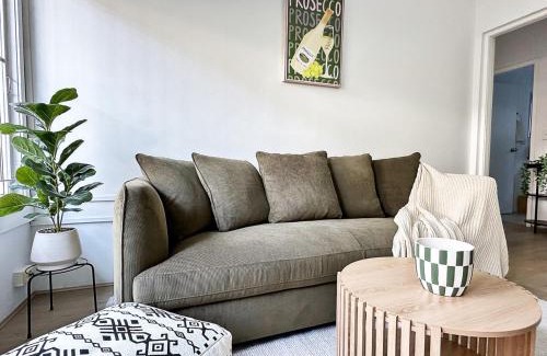 Brisbane Apartment | La Pague - Near CBD - Parking - 2 Bedroom Retreat