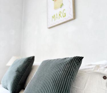 Brisbane Apartment | La Pague - Near CBD - Parking - 2 Bedroom Retreat