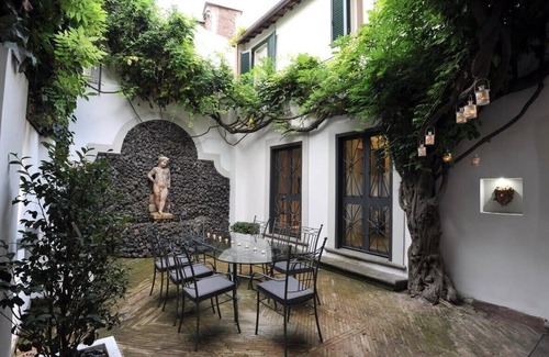 Trastevere Villa | La Palazzina Santa Dorotea, splendid Rome Townhouse with courtyard garden