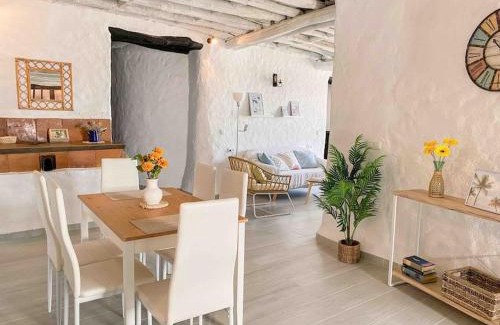 Benadalid House | La Palmera. Casa rural con piscina privada.