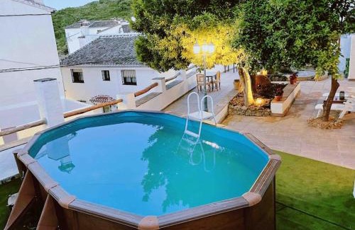 Benadalid House | La Palmera. Casa rural con piscina privada.