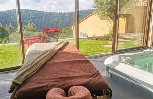 Tourrettes-sur-Loup Villa | La patchoulie Beautiful family villa with sea view, swimming pool and jacuzzi