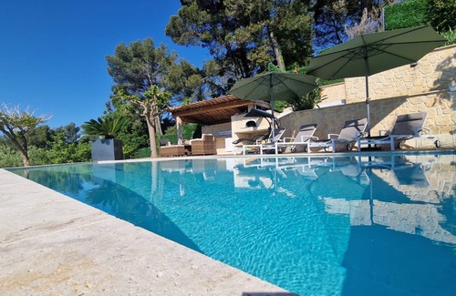Tourrettes-sur-Loup Villa | La patchoulie Beautiful family villa with sea view, swimming pool and jacuzzi