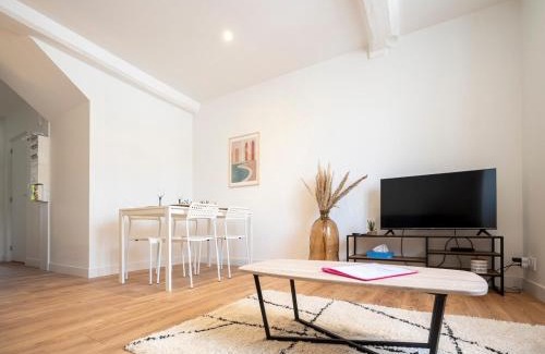 Saint-Andre-de-la-Marche Apartment | La Pause Bohème Déco boisée en Centre Bourg