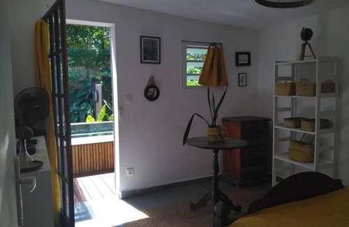 Manapany-les-Bains House | La petite case jaune , jaccuzi pierre à 3 min à pied du bassin Manapany, vue mer