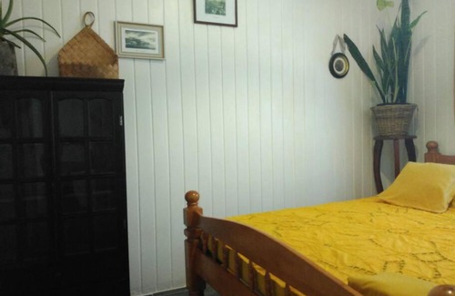 Manapany-les-Bains House | La petite case jaune , jaccuzi pierre à 3 min à pied du bassin Manapany, vue mer