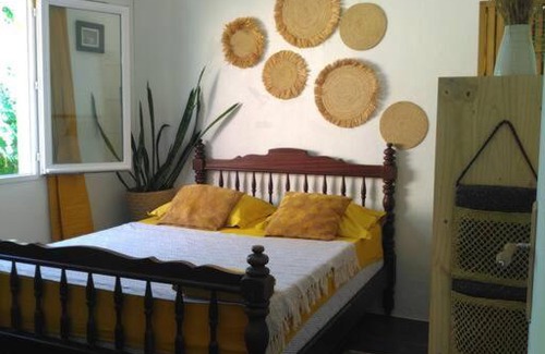 Manapany-les-Bains House | La petite case jaune , jaccuzi pierre à 3 min à pied du bassin Manapany, vue mer