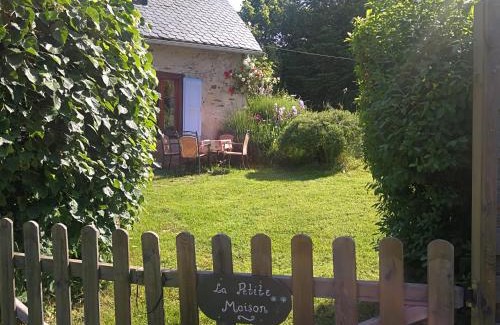 Pleaux House | La Petite Maison Pont Blanchard,