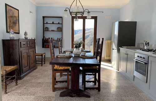 Corbara Villa | La Pietra farmhouse, private swimming pool, accommodates 6 guests