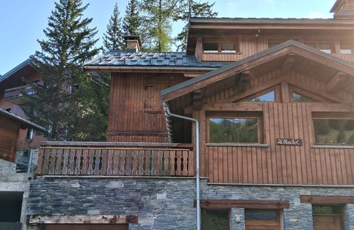 Plagne 1800 Ski Chalet | La Plagne 1800 Chalet sleeps 10 close to slopes and lifts.