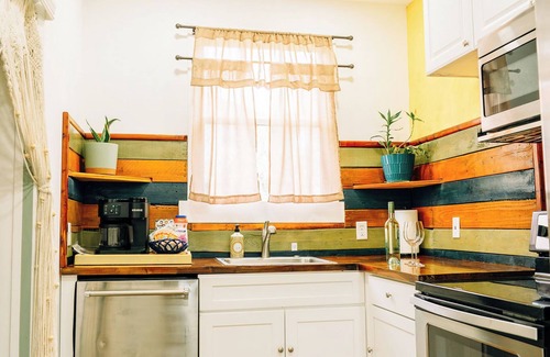 Brunswick Apartment | “La Playa” Downtown Brunswick Beach Cottage - near St. Simons & Jekyll