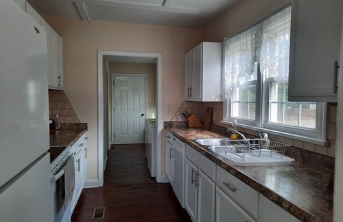 Fuquay-Varina House | La Provencale - cape cod with a fireplace & a fenced backyard in ♡ Fuquay-Varina