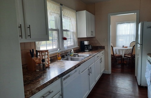 Fuquay-Varina House | La Provencale - cape cod with a fireplace & a fenced backyard in ♡ Fuquay-Varina