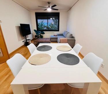 Logrono Apartment | La Puerta de Logroño, con piscina y garaje!
