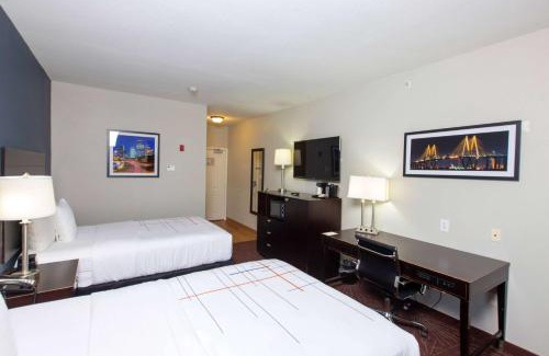 North Shore Hotel | La Quinta by Wyndham Houston East at Normandy