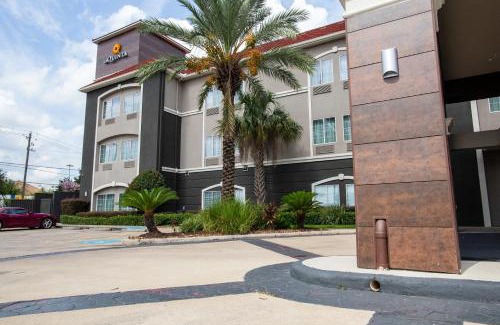 North Shore Hotel | La Quinta by Wyndham Houston East at Normandy