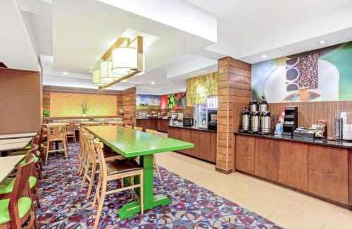 Lakeview Hotel | La Quinta by Wyndham Manassas Battlefield