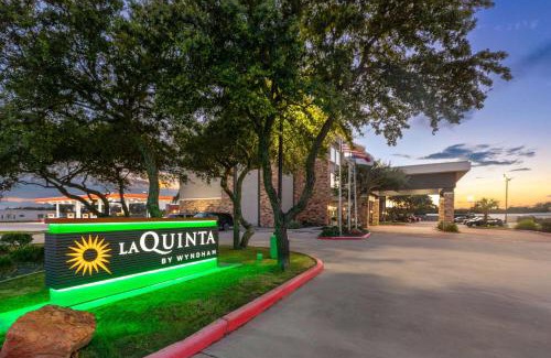 Fulton Hotel | La Quinta by Wyndham Rockport - Fulton