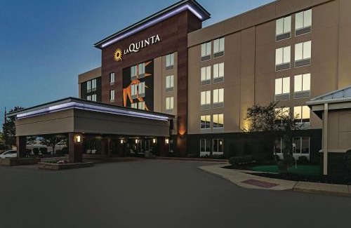 North Olmsted Hotel | La Quinta by Wyndham Cleveland Airport West