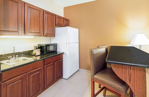 Midwest City Hotel | La Quinta Inn & Suites by Wyndham Midwest City - Tinker AFB
