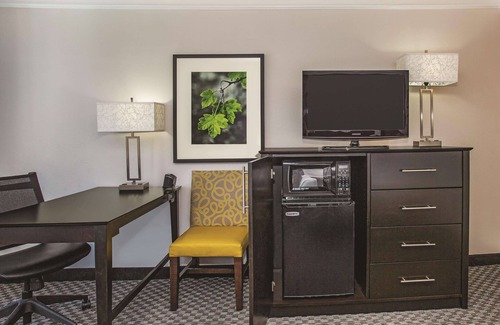 Summerlin Hotel | La Quinta Inn & Suites by Wyndham Las Vegas Summerlin Tech