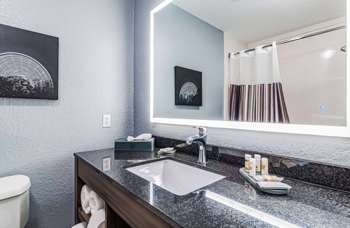 Tomball Hotel | La Quinta Inn & Suites by Wyndham Tomball