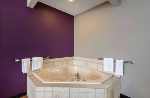 Erie Hotel | La Quinta Inn & Suites by Wyndham Erie