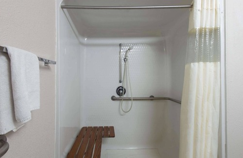 Erie Hotel | La Quinta Inn & Suites by Wyndham Erie