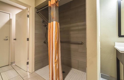 Collinsville Hotel | La Quinta Inn & Suites by Wyndham Collinsville - St. Louis