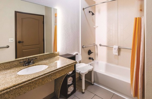 South Arlington Hotel | La Quinta Inn & Suites by Wyndham Dallas Grand Prairie South