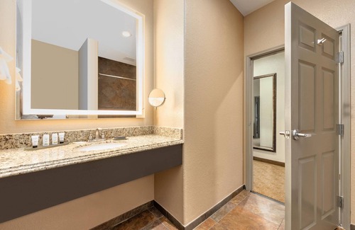 Marble Falls Hotel | La Quinta Inn & Suites by Wyndham Marble Falls