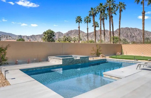 La Quinta House | La Quinta Mountain View Getaway
