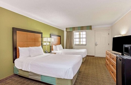 Orlando Hotel | La Quinta Orlando Airport West | 2 Double Beds | Budget-Friendly Stay | Pool