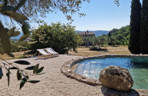 Allumiere Apartment | La Quinta - Suite with living room and outdoor garden