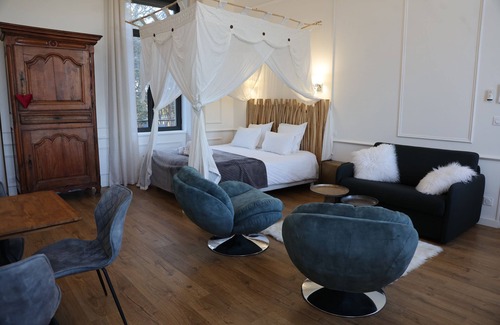 Vendres Bed & Breakfast | La Romantique, luxury suite with bathtub at Château La Vidalle