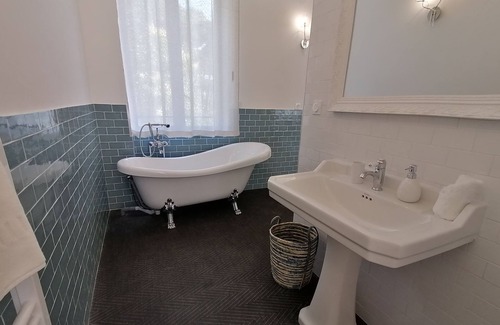 Vendres Bed & Breakfast | La Romantique, luxury suite with bathtub at Château La Vidalle