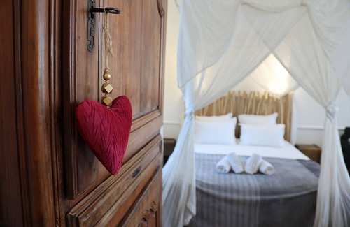 Vendres Bed & Breakfast | La Romantique, luxury suite with bathtub at Château La Vidalle