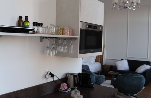 Vendres Bed & Breakfast | La Romantique, luxury suite with bathtub at Château La Vidalle